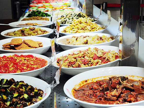 大學(xué)飯?zhí)贸邪? title=